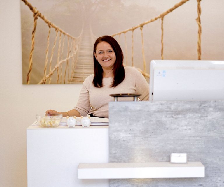 Kathy an der Willkommenstheke im Friseursalon Salon Butterfly